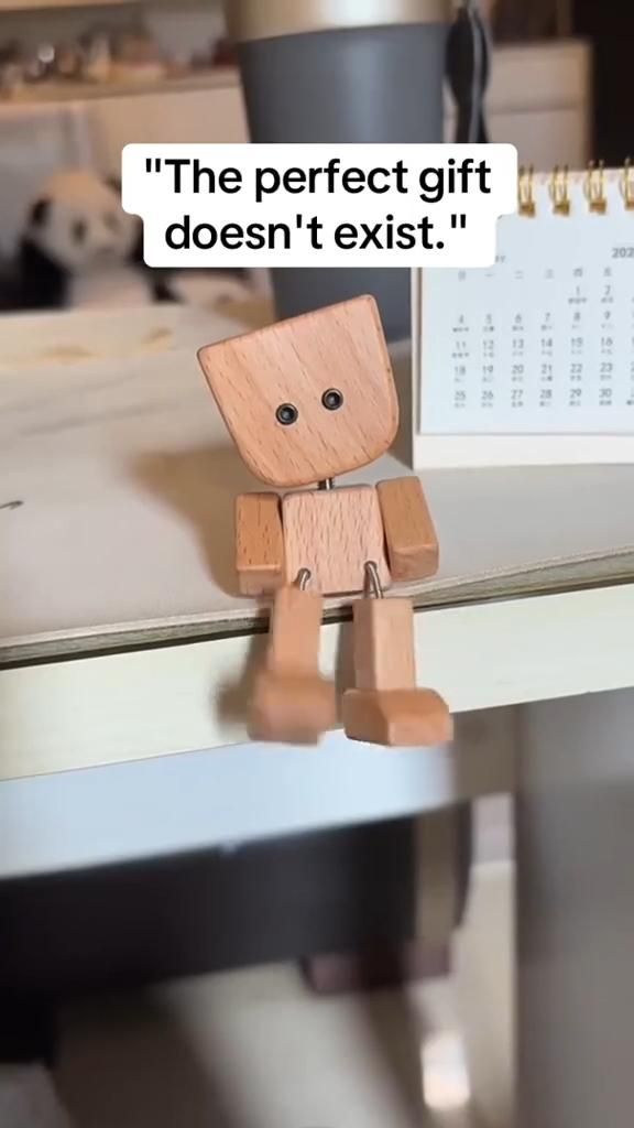 🌳 Tiny wooden shaking man = big smiles!